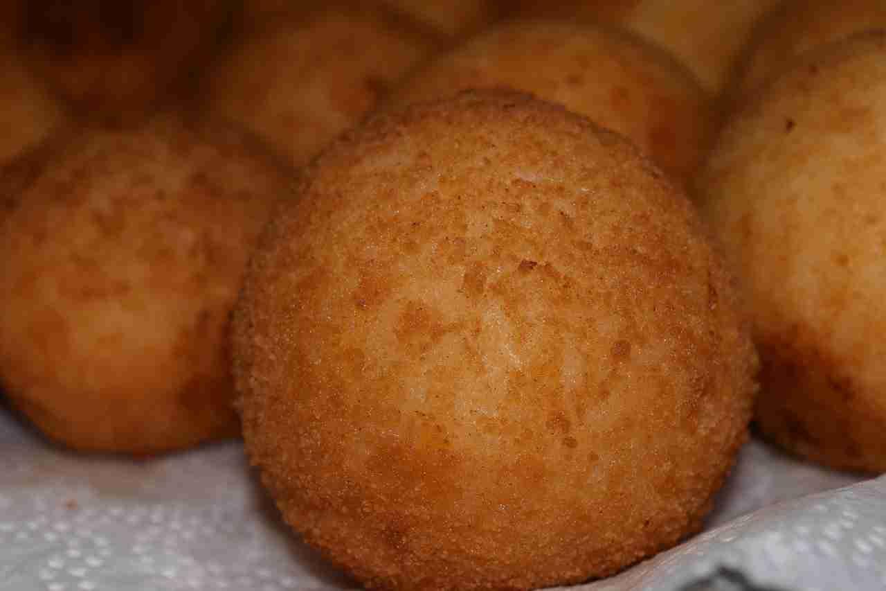 Un piatto tipico dell'isola siciliana è l'arancina di riso, farcita al ragù e fritta.