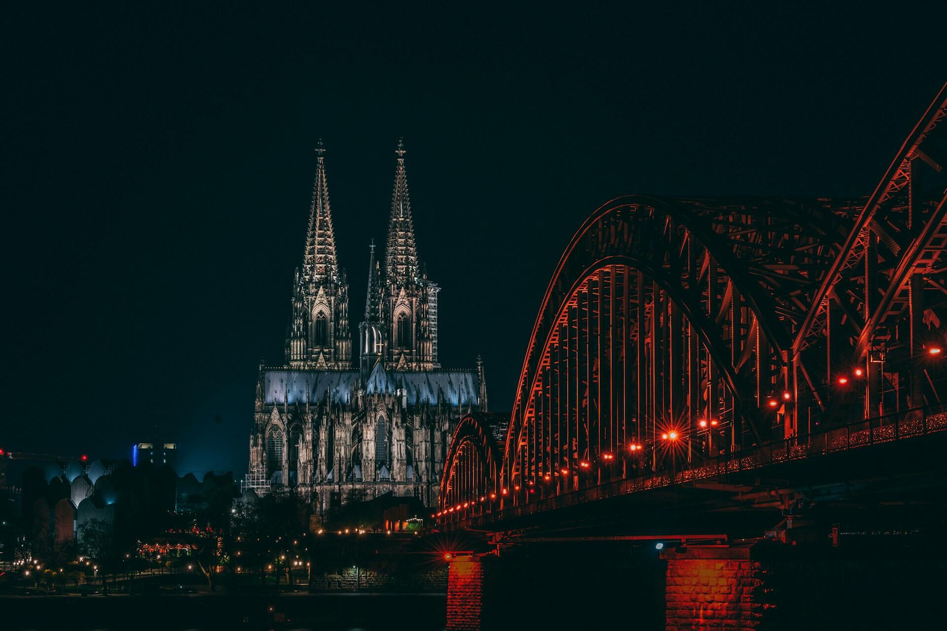Incredibile vista sul Duomo di Colonia, una delle città più belle della Germania.