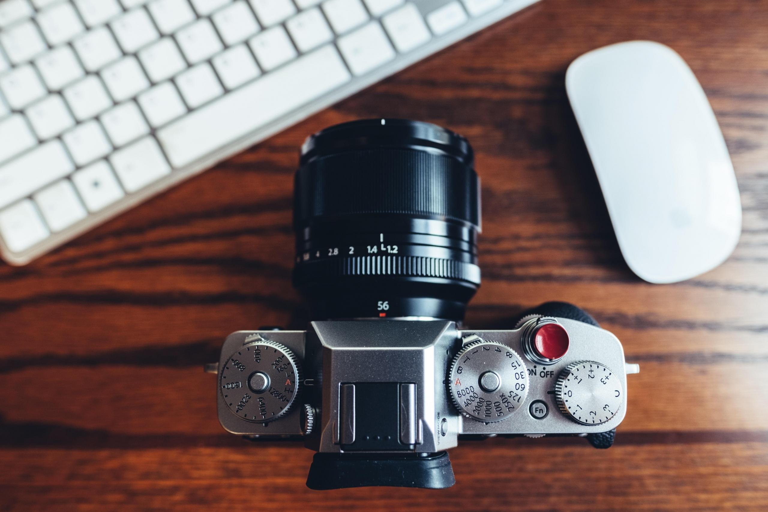   I dispositivi mirrorless sono notevoli in termini di video. Photo by Andrew Seaman on Unsplash
