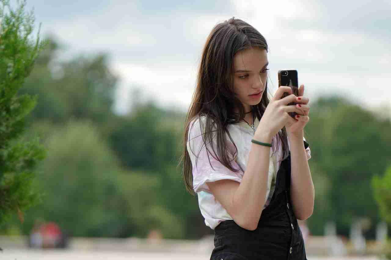 Soprattutto i giovani, ma non solo loro, praticano spesso nella giornata l'arte del selfie.