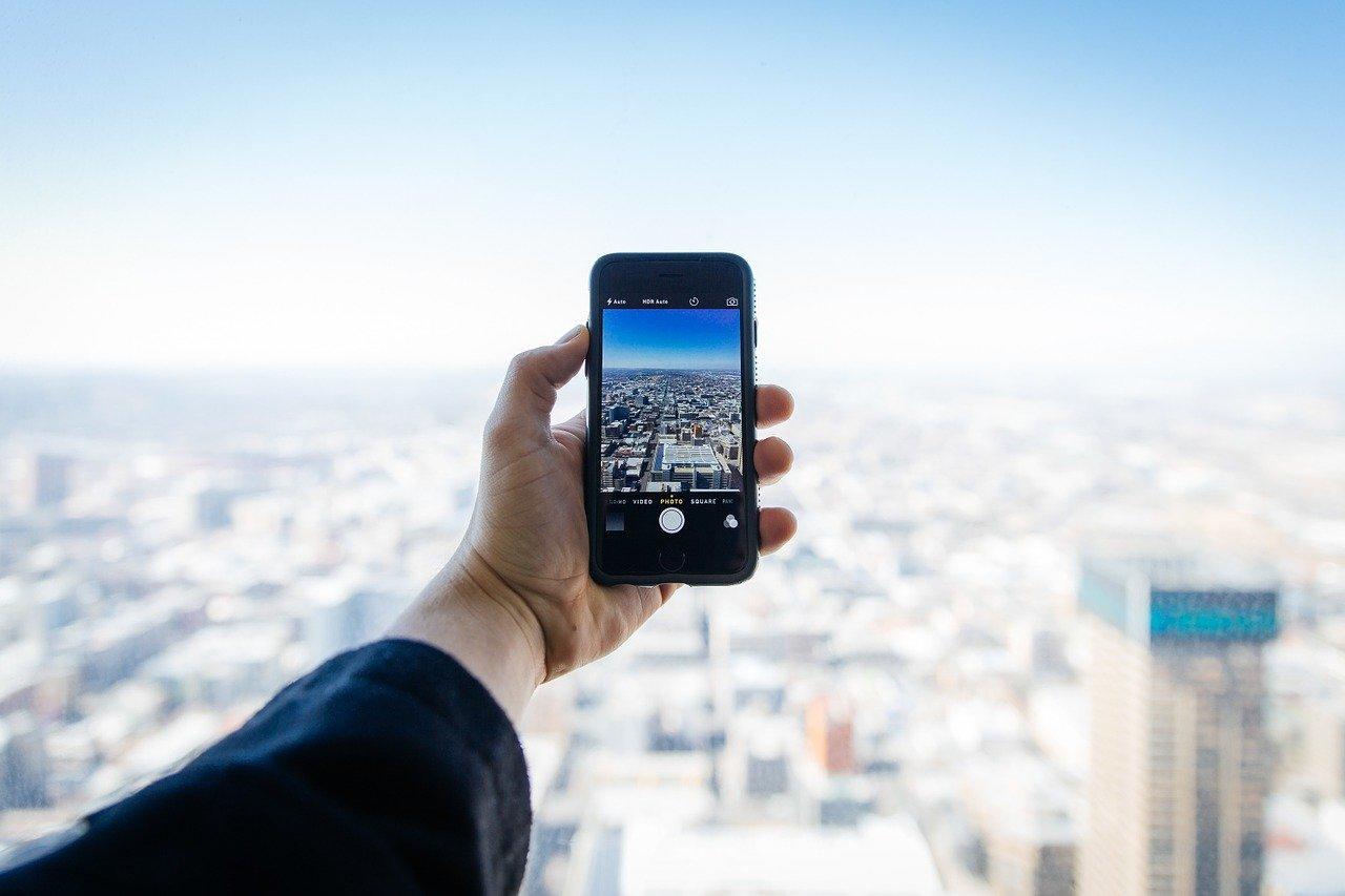 La tecnologia degli smartphone è tale da consentire anche ai fotografi professionisti di lavorare.