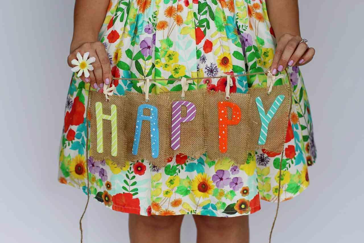 Armati di forbici, nastri e tutto quello che potrebbe servire per la tua festa.