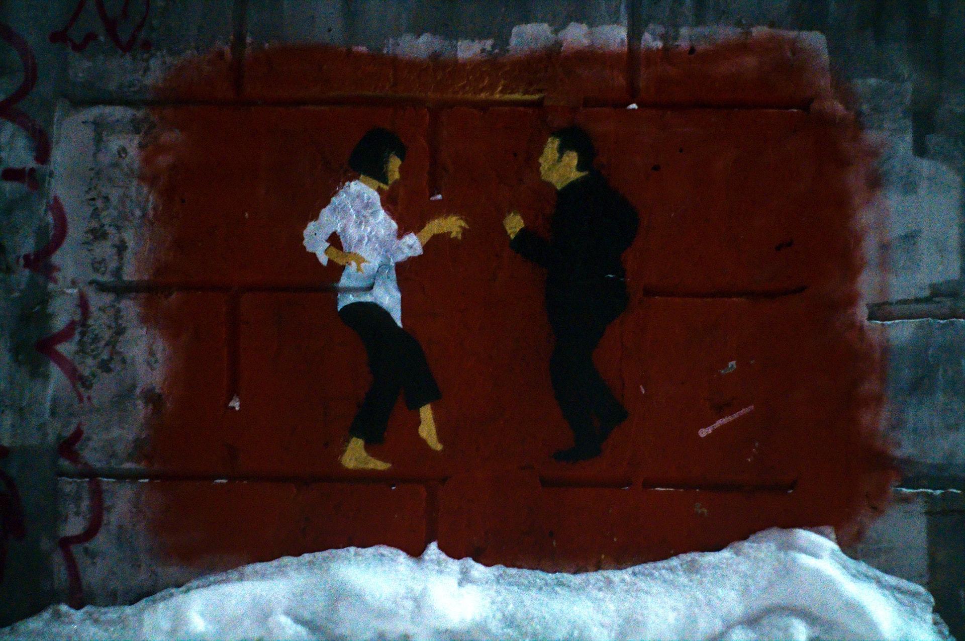 Murales dipinto con John Travolta che balla in Pulp Fiction