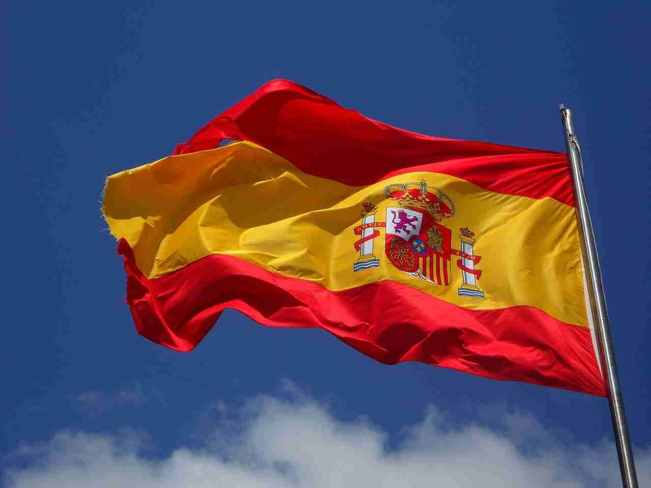 L'araldica di questa bandiera spagnola che sventola nel vento è veramente interessante e ci parla di tutta la Spagna.