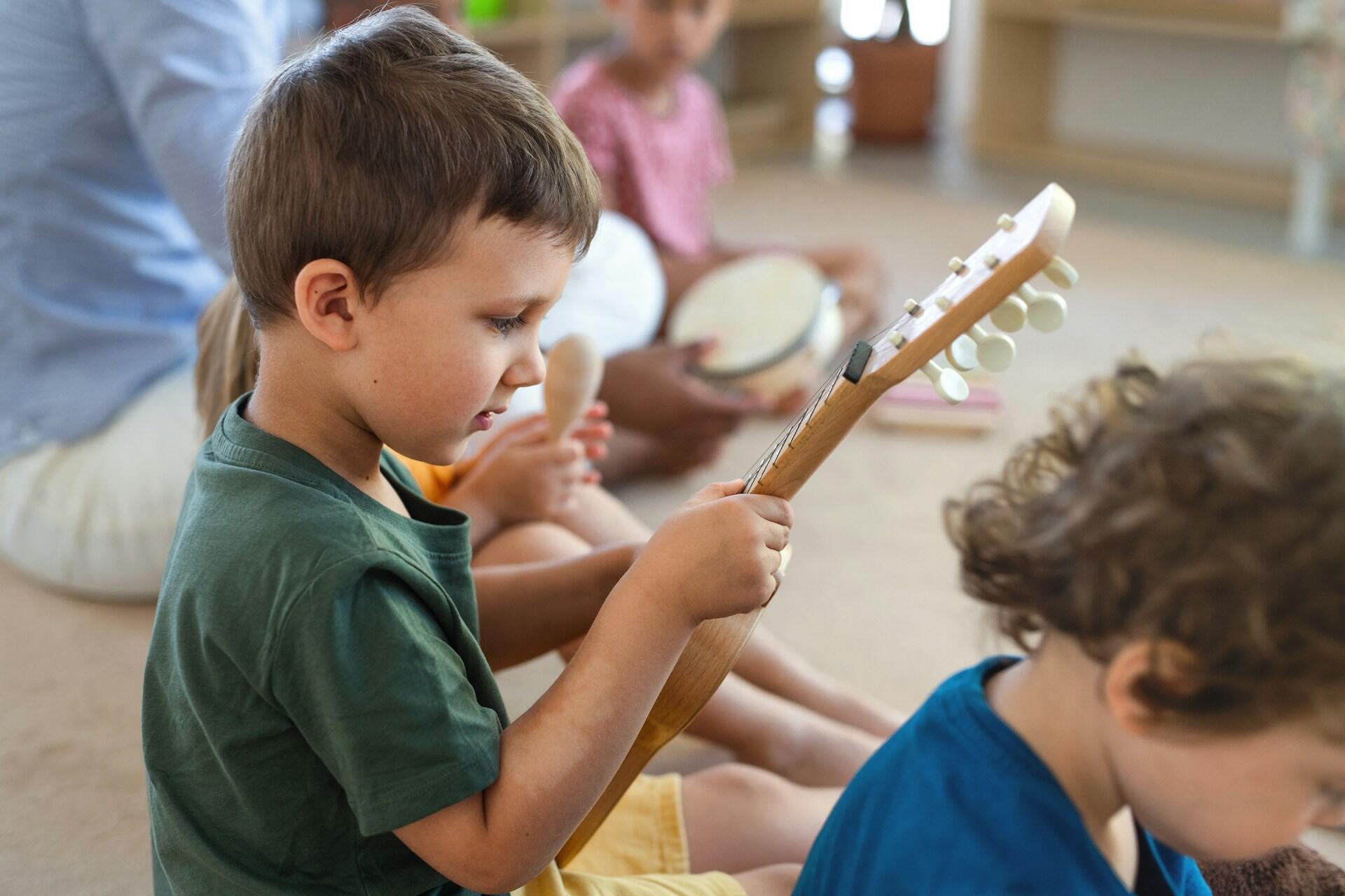 Gruppo di allievi canta e suona sulle note di canzoni facili per bambini.