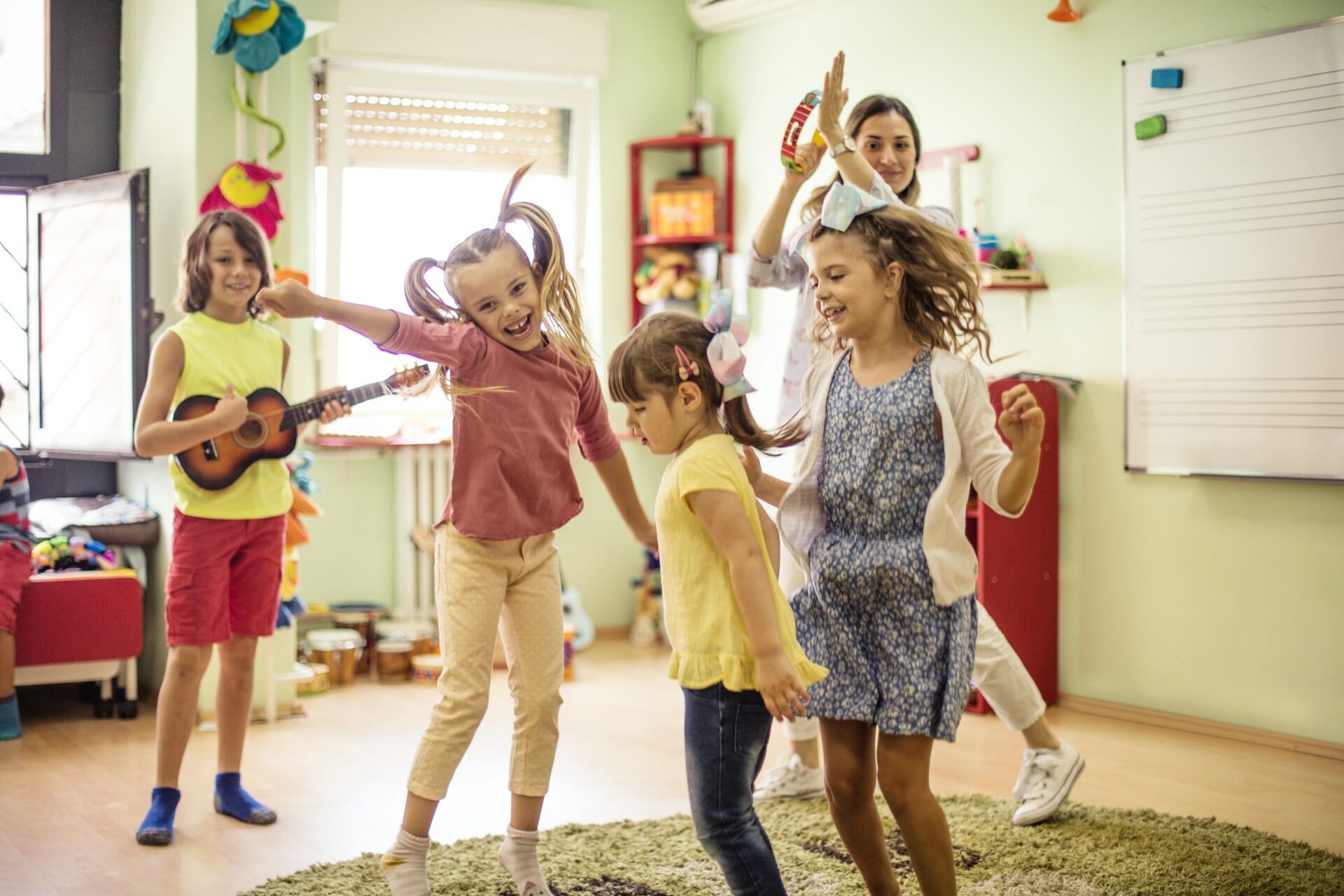 Gruppo di bimbe canta e balla su canzoni facili per bambini.