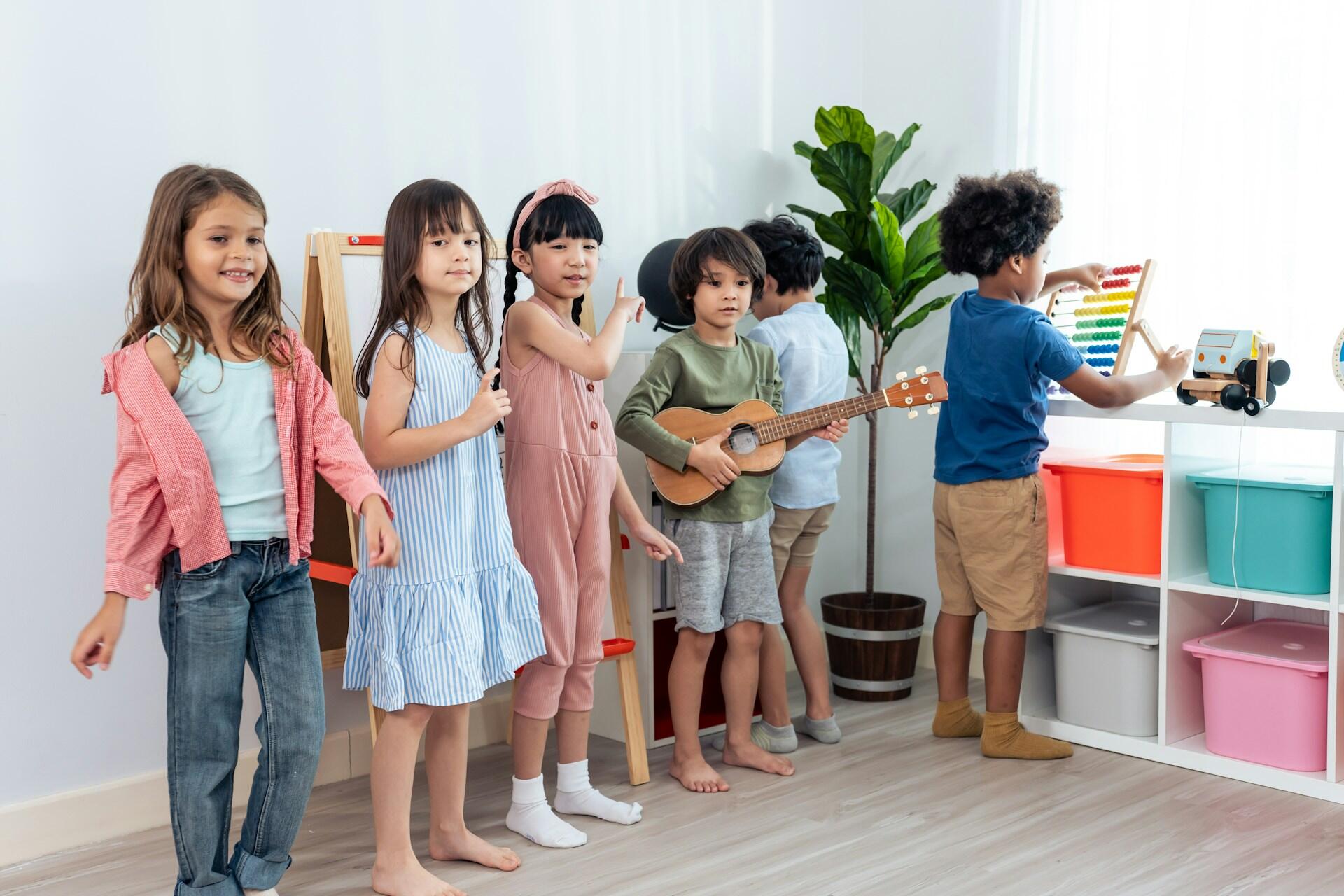 Gruppo di allievi canta e balla sulle note di canzoni facili per bambini.
