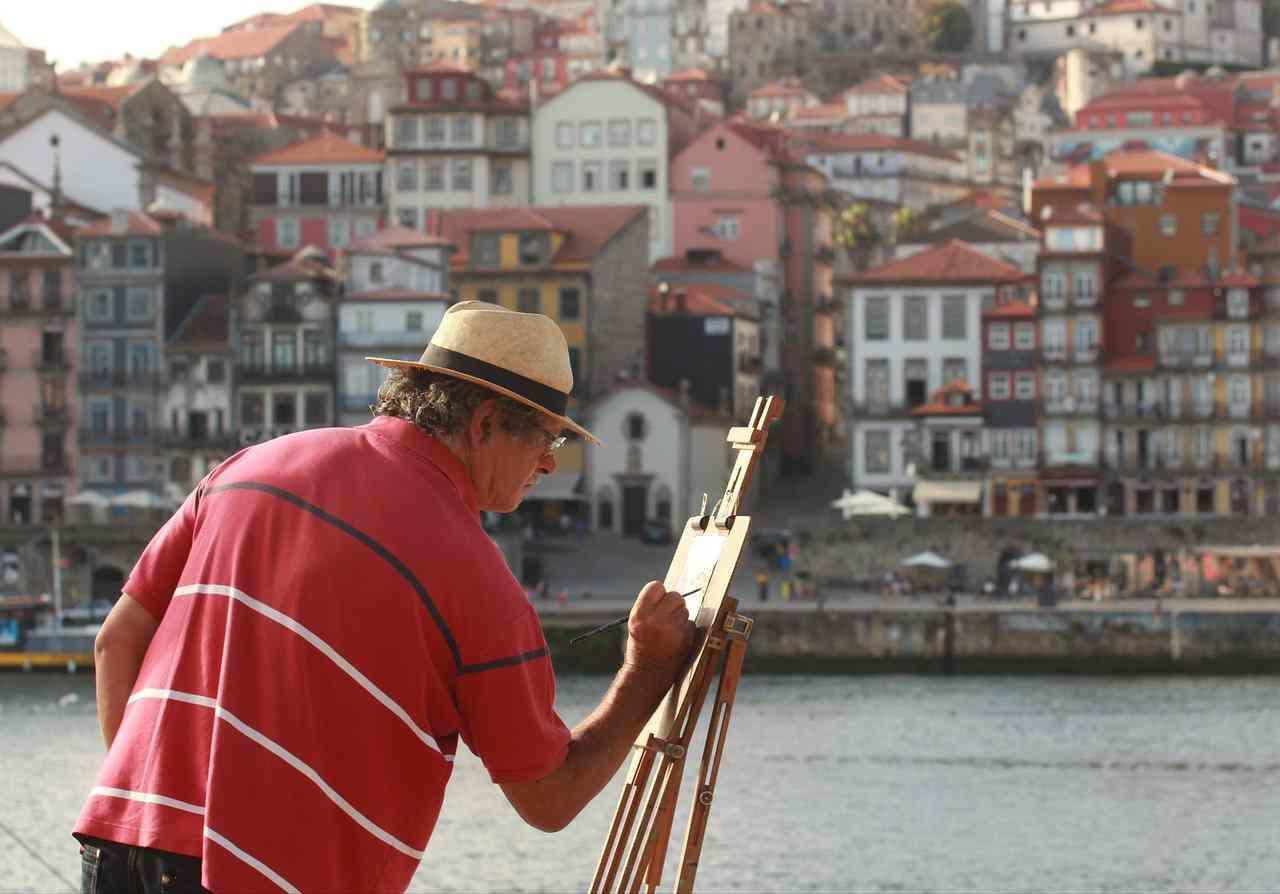 Pennelli, matite, fogli, e cavalletto: il tutto è pronto!