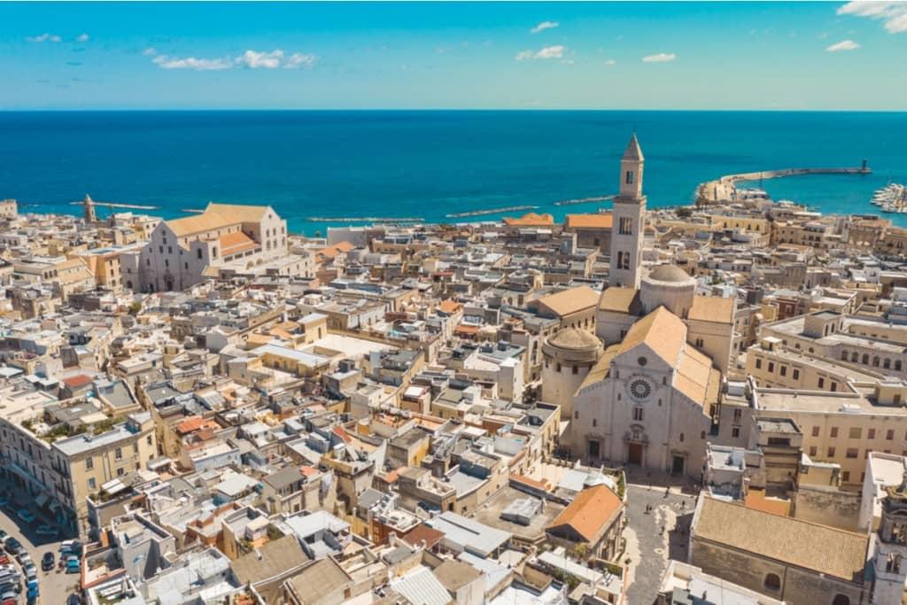 Bari è una città che ha abbracciato completamente la pratica dello yoga, per questo trovi diversi centri e studi dove praticare questa disciplina.