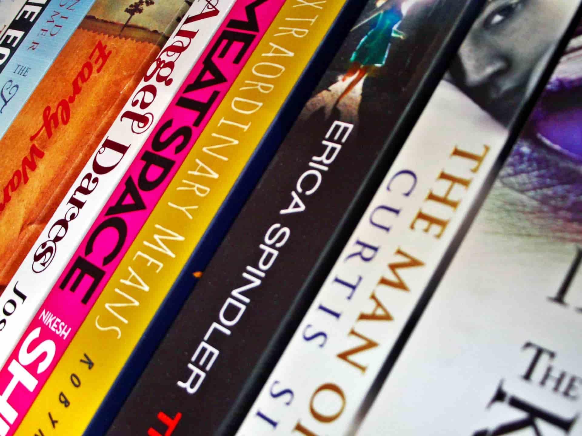 I corsi di inglese si sono evoluti nel senso che non si basano più solo sui libri di grammatica ma anche su film, giornali e altri materiali autentici.