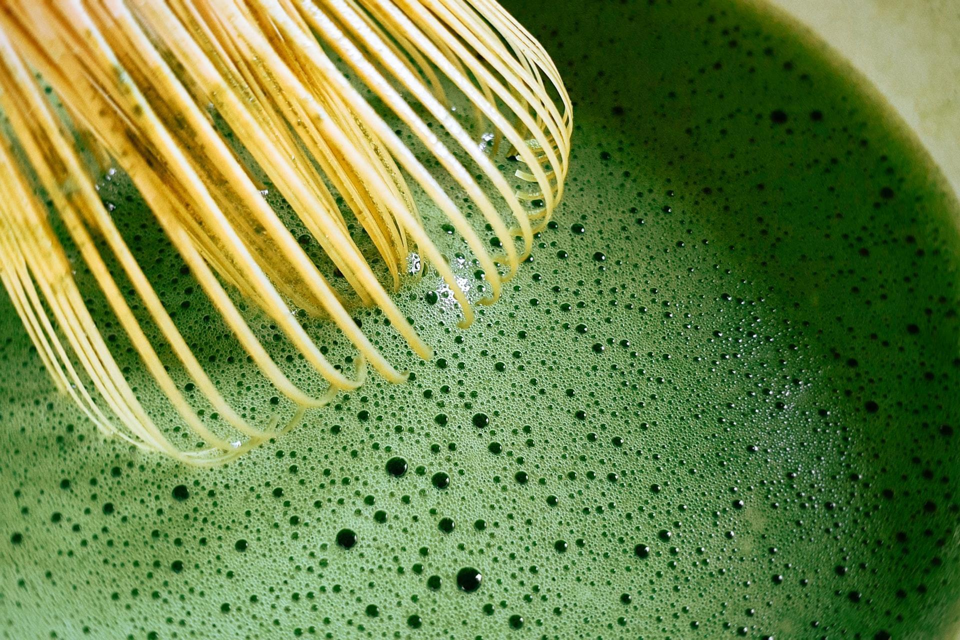 La frusta è essenziale per mescolare il tè matcha