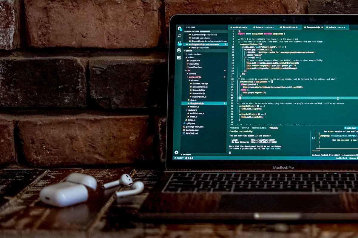 Con Phtyon, si possono gestire database enormi e farli interagire tra loro. Ma non solo.