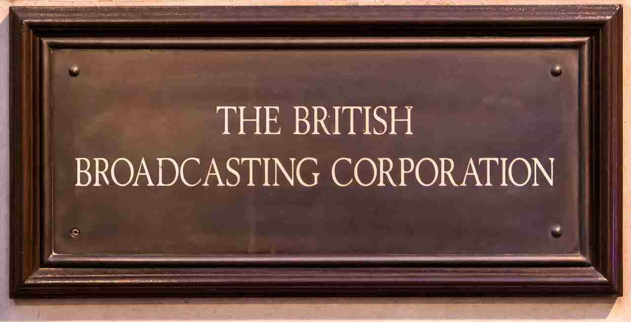 La pronuncia dei giornalisti della BBC è quella corretta della lingua di Shakespeare. Migliora la tua grazie al podcast dell'emittente.