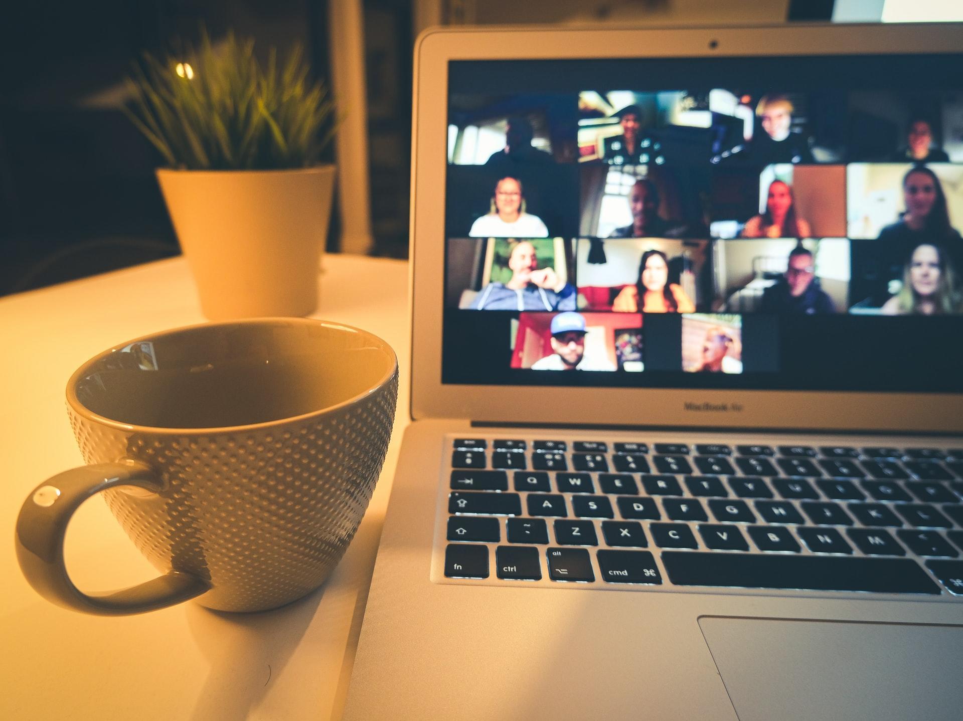Grazie a Zoom, molte aziende hanno potuto continuare a lavorare durante i mesi di lockdown. 