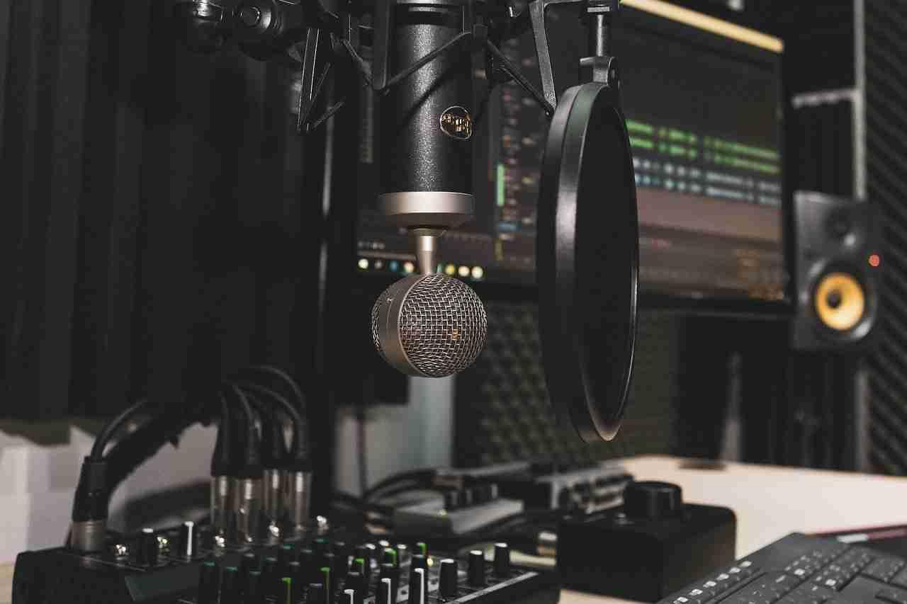 La praticità del podcast ti consente di portarlo ovunque. E la loro ricchezza di contenuti miglioreranno rapidamente il tuo livello linguistico.