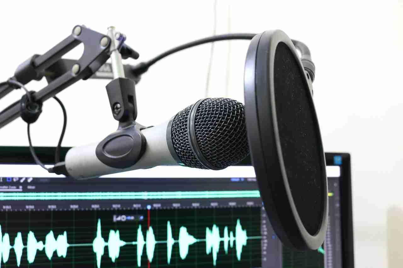 Ascoltare la lingua inglese alla radio ti aiuterà ad imparare la lingua più in fretta.