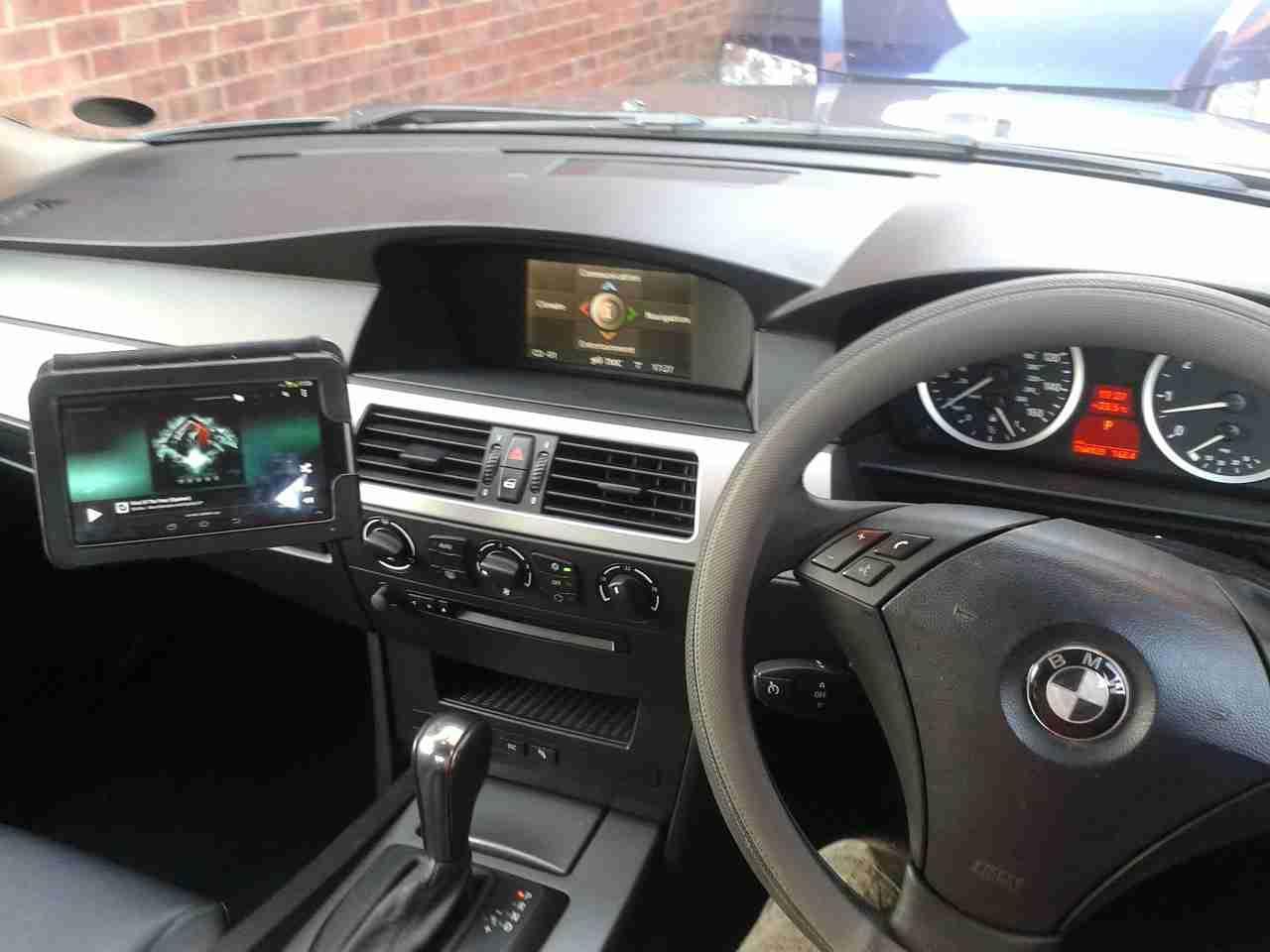 Anche in auto, nel traffico, puoi imparare l'inglese, grazie al podcast.