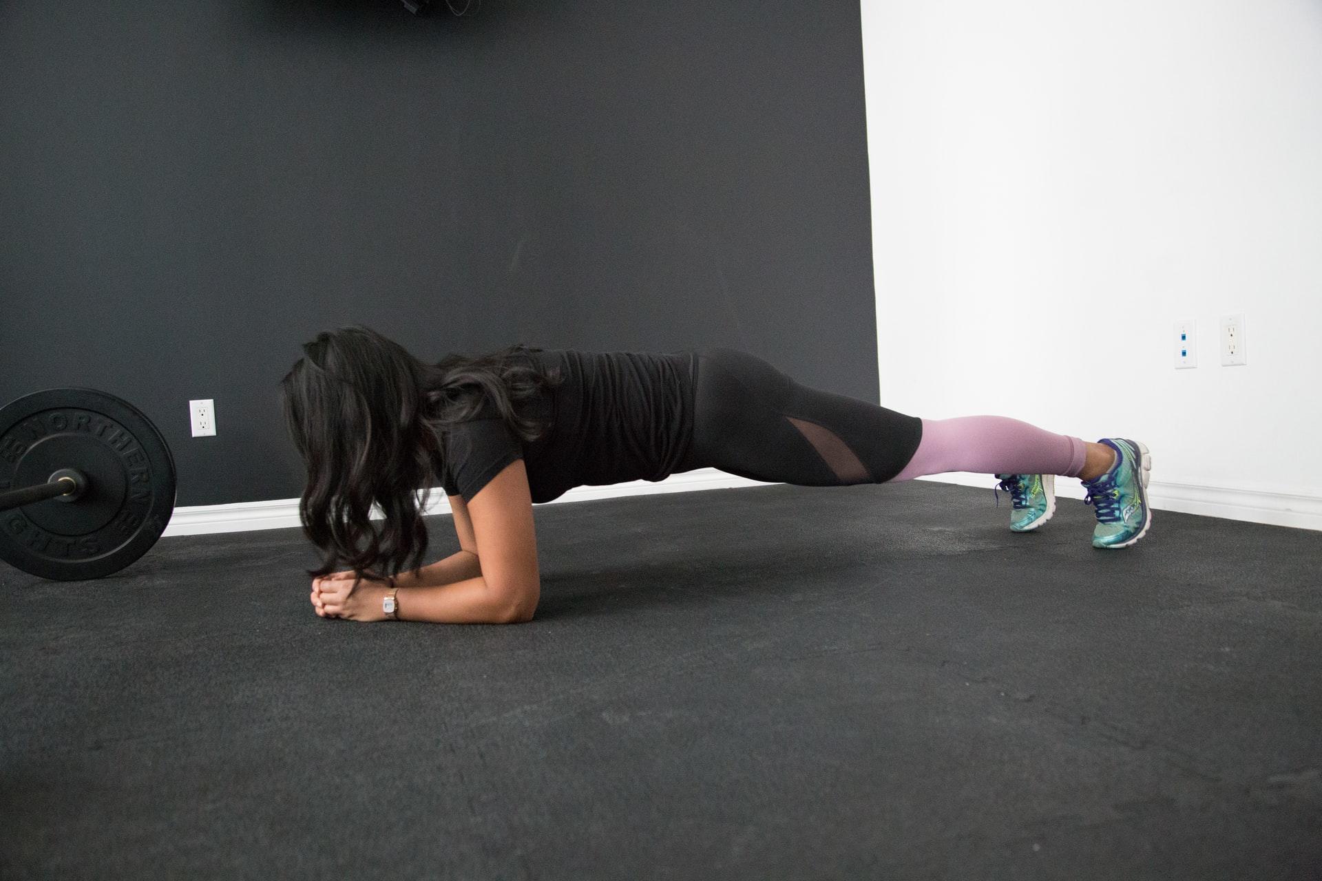 Tra le posizioni yoga, il plank è fondamentale per tenere le braccia in allenamento