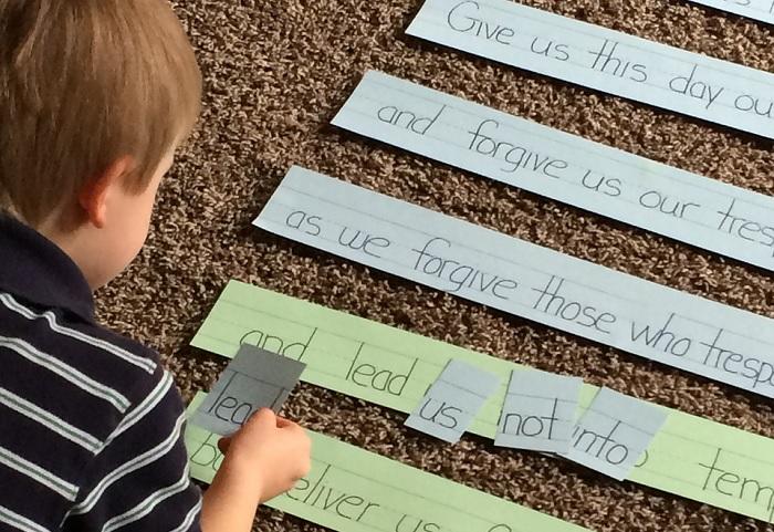 L'assistenza all'infanzia può includere attività ludiche e scolastiche.