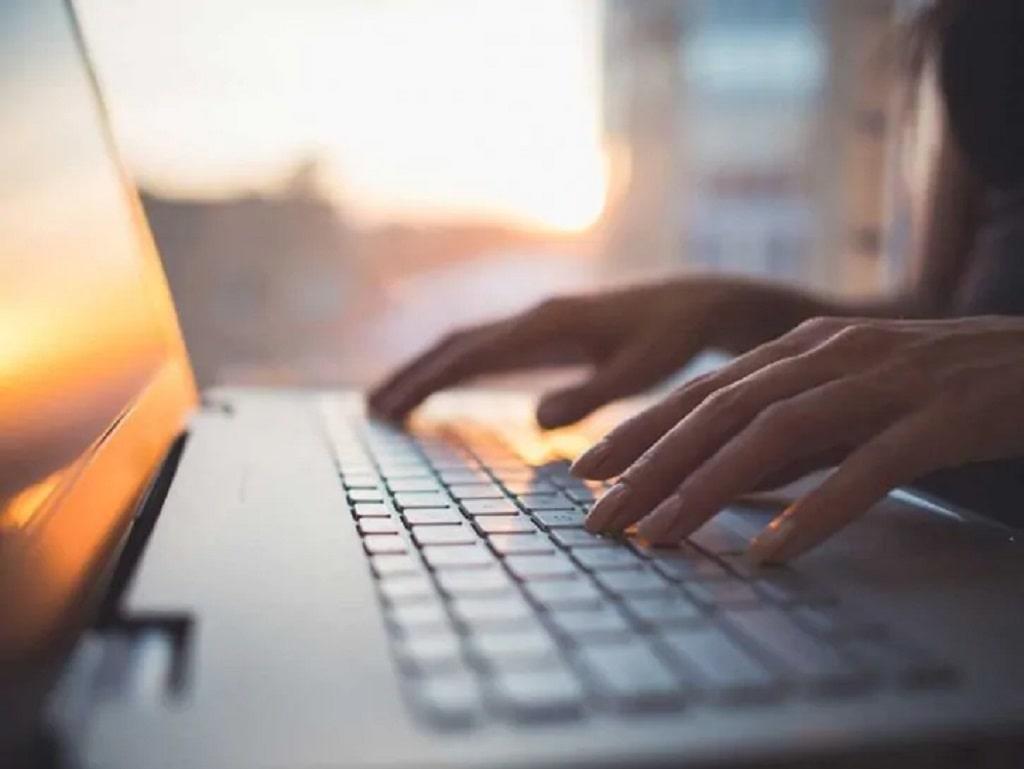 Per aprire un file PHP su browser e testare la tua pagina puoi usare dei programmi di server locali, editor di codice o acquistare server web.