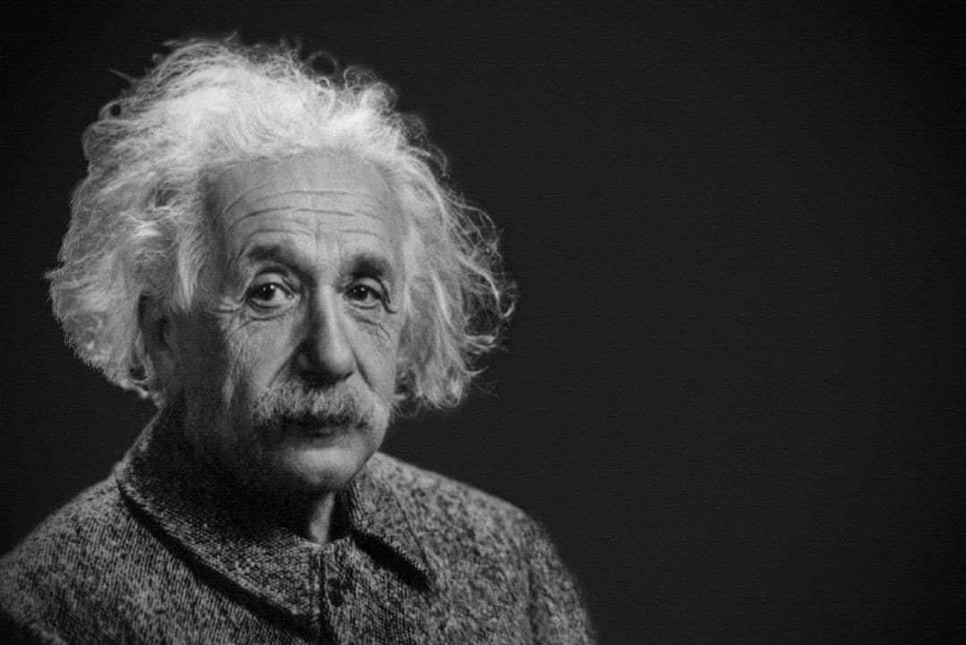 Albert Einstein, il fisico più famoso al mondo, ha contribuito enormemente alla scienza con la teoria della relatività, gli studi sull'elettromagnetismo e sull'energia.