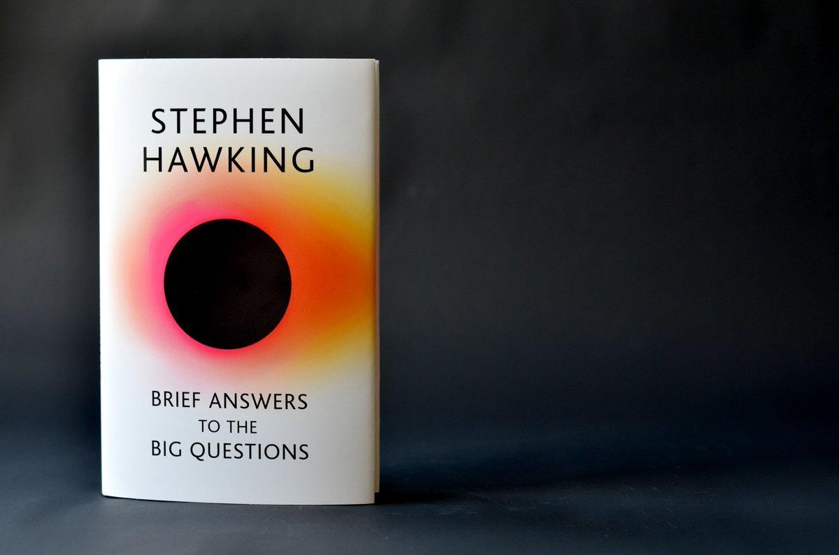 Con i libri scritti Hawking spiega le sue teorie e risponde a domande di natura fisica ed esistenziale di tutti noi.