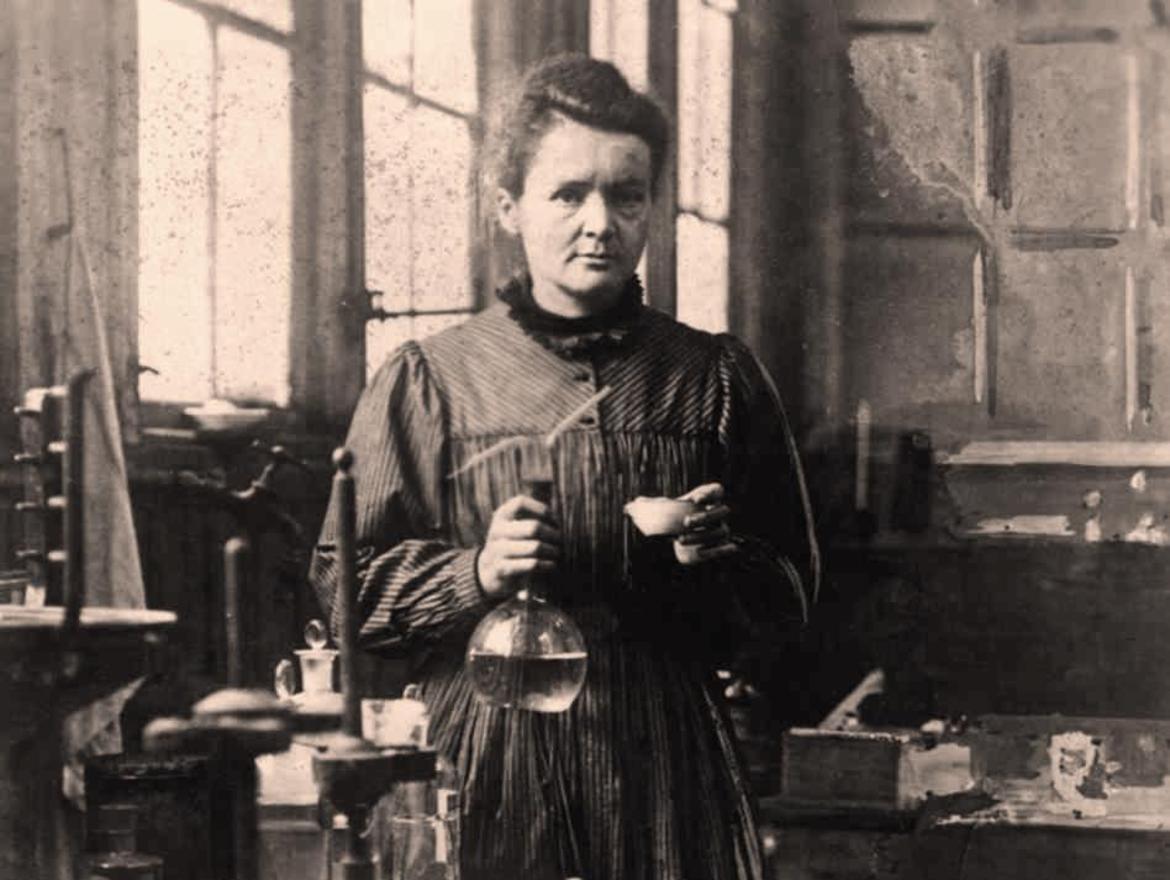 Marie Curie fu una scienziata polacca, naturalizzata francese, che diede un grande contributo alla fisica, alla chimica e alla medicina grazie alle ricerche sulla radioattività e la scoperta di due nuovi elementi, il polonio e il radio.