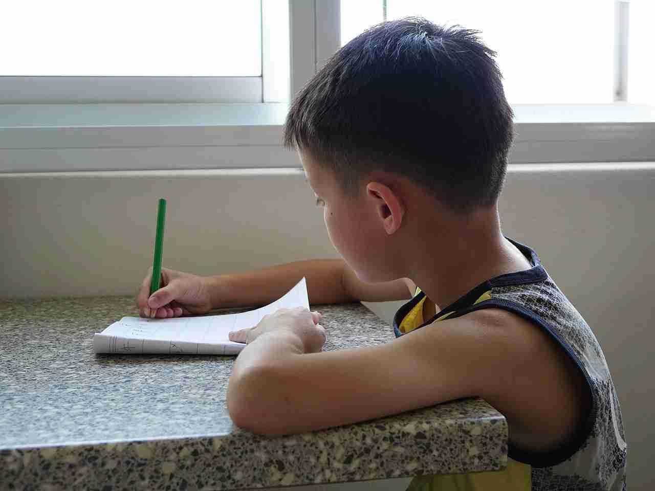 Sono i compiti fatti in autonomia che aiutano i piccoli a capire quanto spiegato a scuola e soprattutto come risolvere piccoli e grandi problemi.