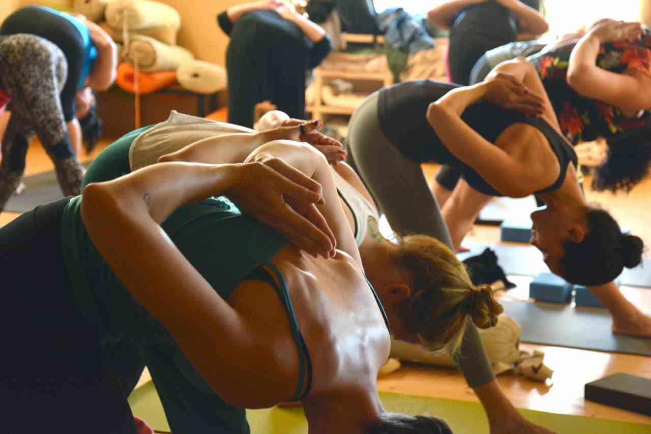 Puoi pensare ad una suddivisione per livelli di preparazione o in base all'età.