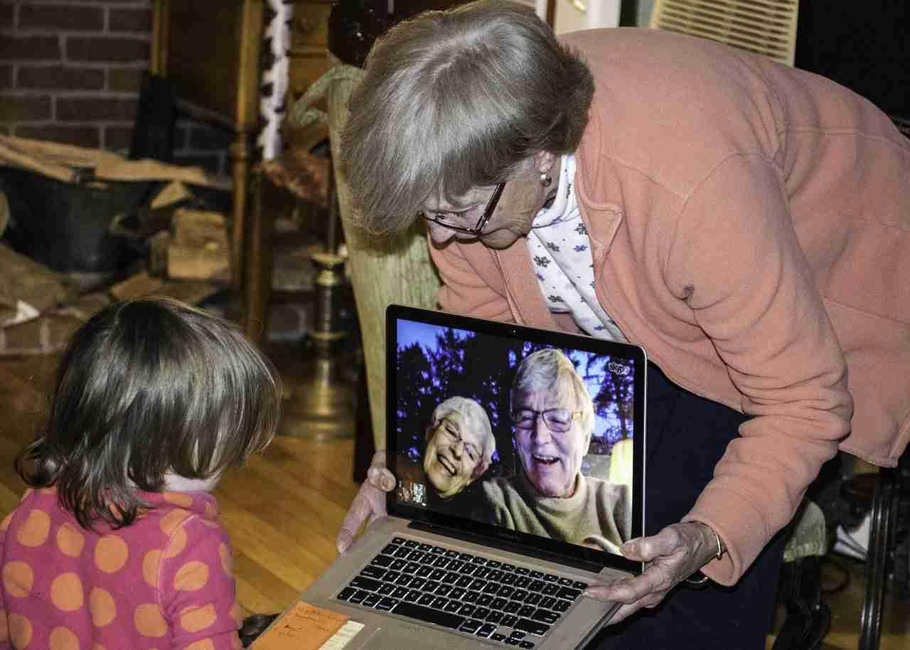 Gradualmente tutte le fasce di età si stanno abituando all'utilizzo dei dispositivi tecnologici.