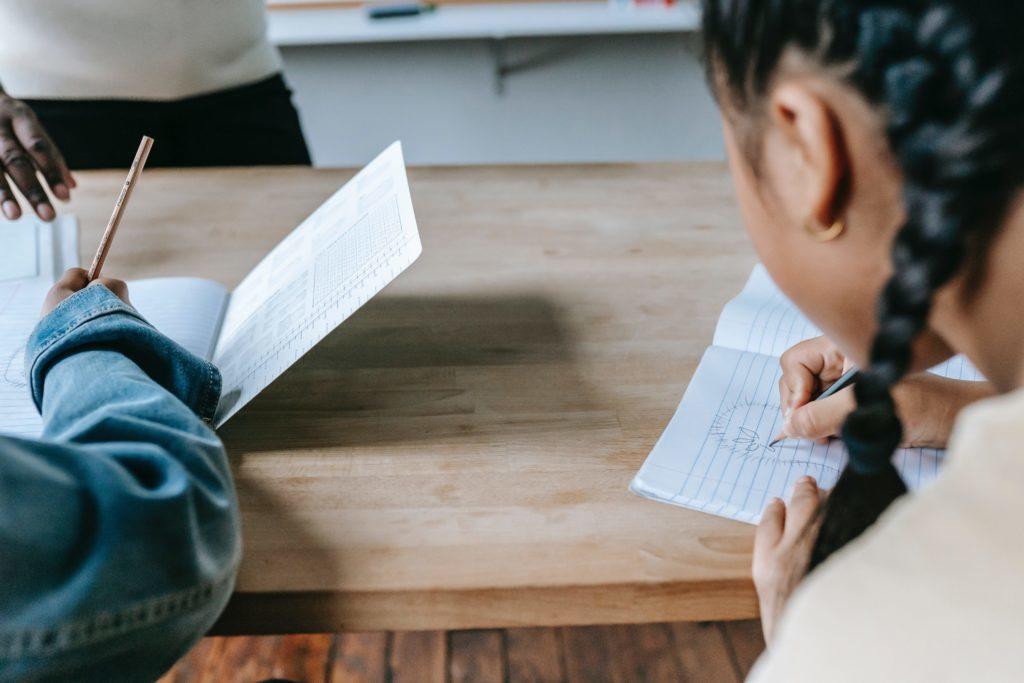 Con le associazioni di volontariato puoi studiare italiano, matematica, inglese o economia in gruppo.