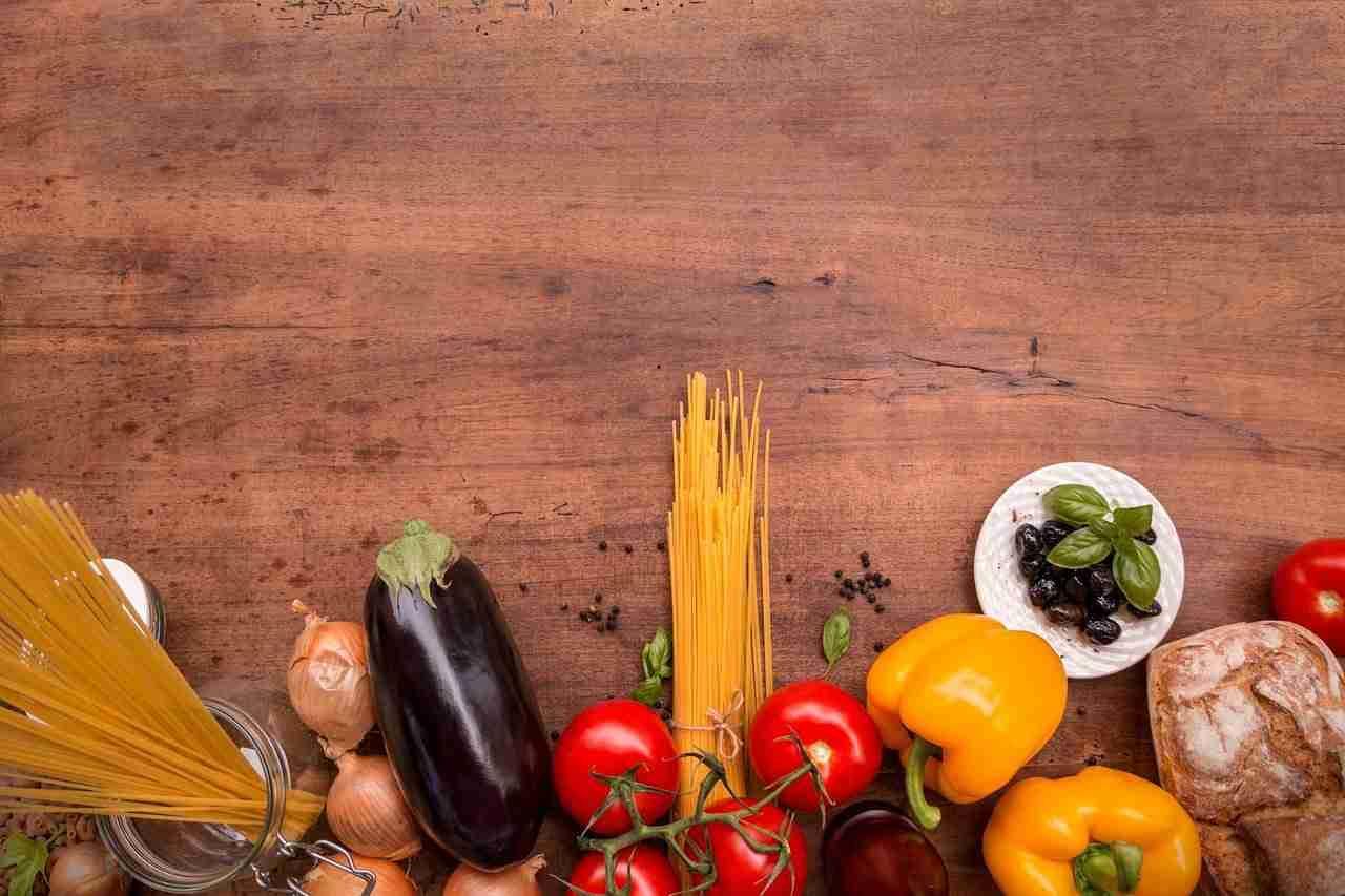 Ingredienti, dosi, contenitori, tempi di cotture, ... tutto aiuta per parlare italiano.