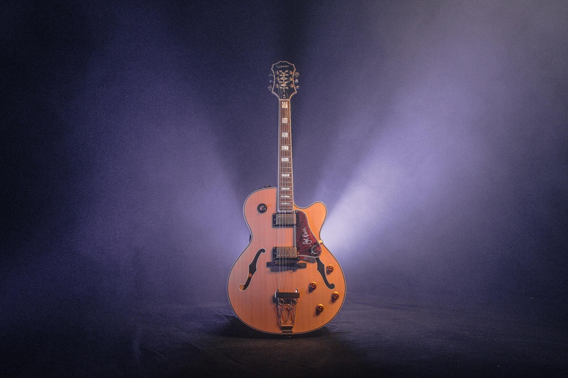 Dai un'occhiata all'intera gamma di prodotti Gibson ed Epiphone prima di effettuare la tua scelta.