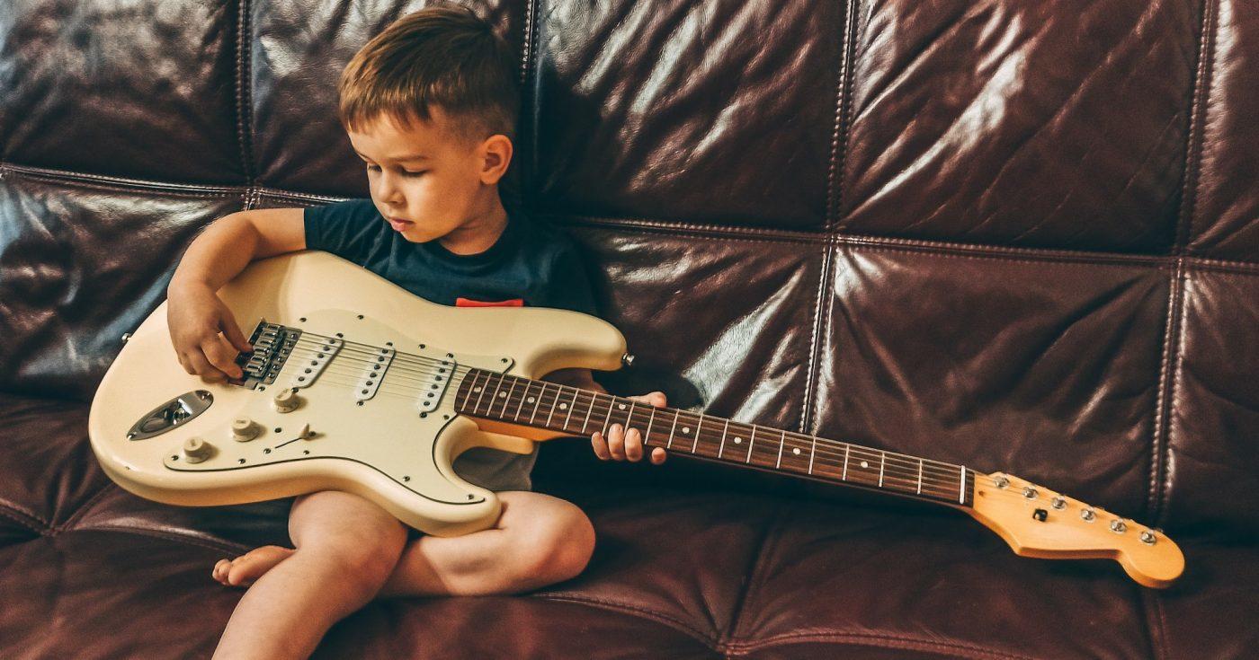 Non esistono limiti di età per iniziare a suonare la chitarra. 