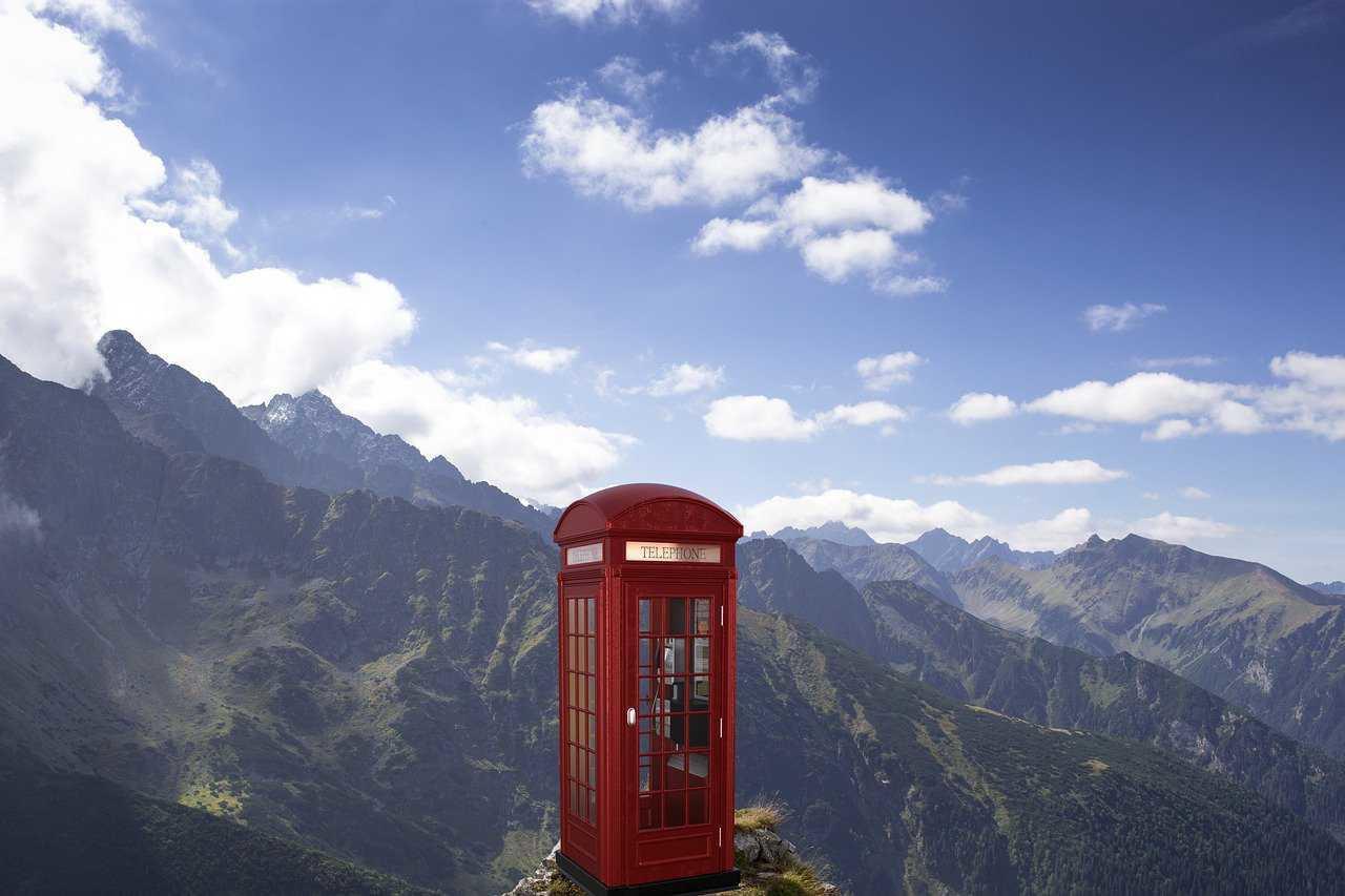 Se quello che conosci non vive qui in Italia, lo puoi sempre raggiungere per telefono o, meglio ancora, via Skype.