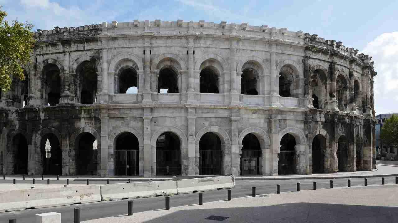 Le invasioni da parte dei romani dell'Europa hanno consentito la diffusione del latino ieri, e delle lingue neo latine oggi.