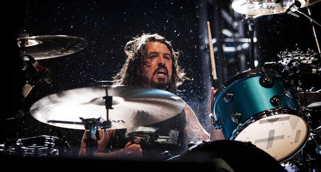 Nella foto Dave Grohl, batterista prima dei Nirvana, poi dei Foo Fighters.