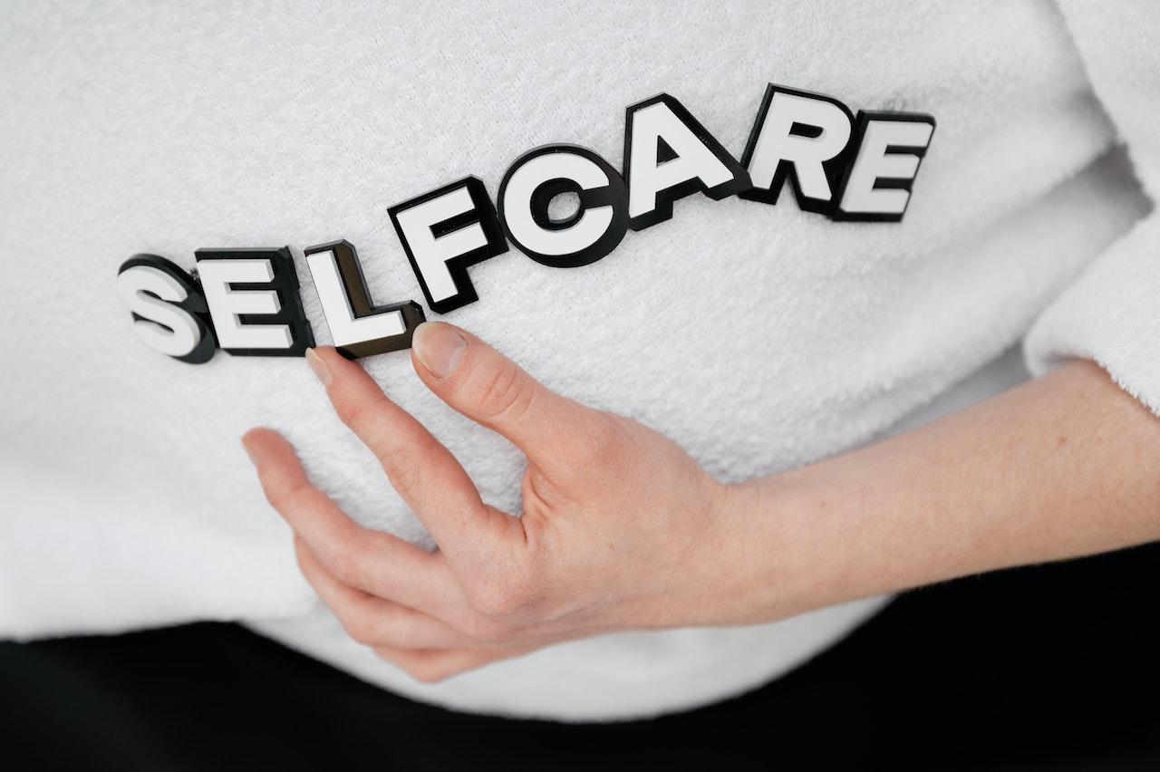 Lezioni di canto online gratis: le tecniche per rilassarsi e prendersi cura delle proprie corde vocali.