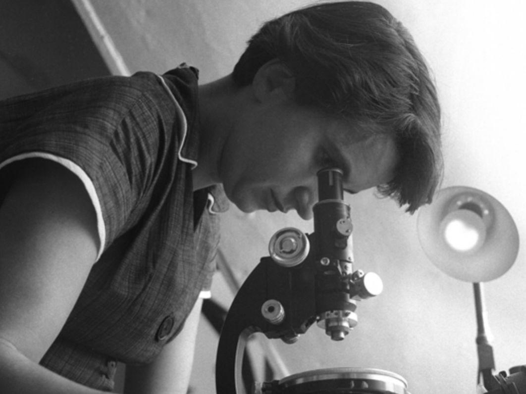 Nel dopoguerra, non era facile per una donna imporsi nel mondo della chimica e delle scienze in generale.