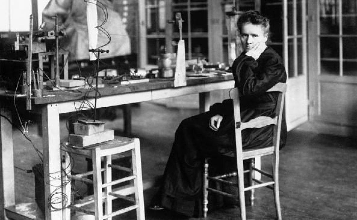 Vuoi scoprire di più sulla vita e le scoperte di Marie Curie? Prenota oggi stesso la tua prima lezione di chimica!