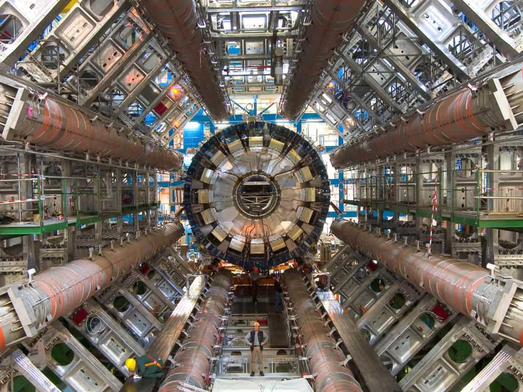 La fisica è ovunque perché descrive i fenomeni naturali, ma alcuni laboratori vanno oltre, come il Bosone di Higgs del CERN.
