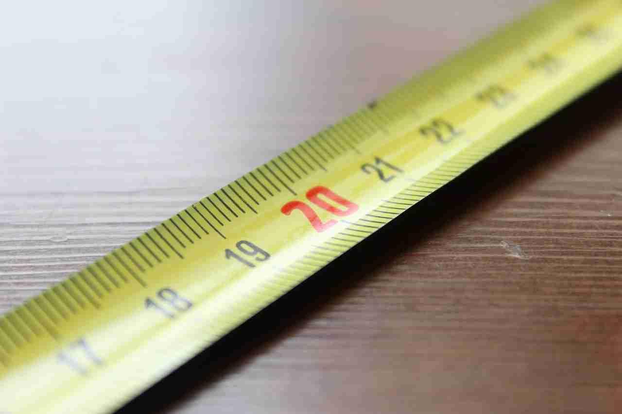 Alla scuola elementare, le maestre utilizzano dei metri costruiti dai bambini per insegnar loro la misurazione.