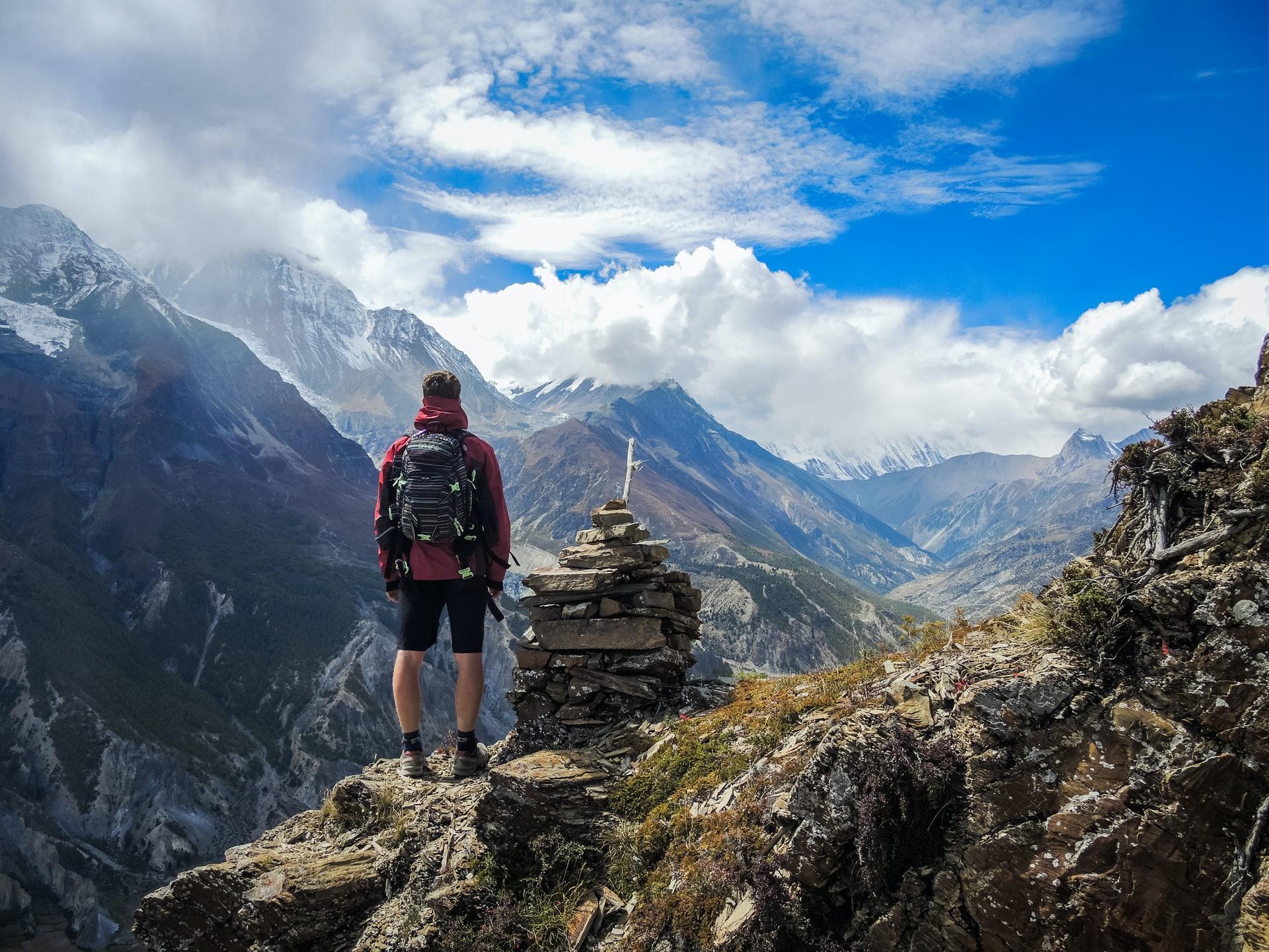 Camminare in montagna è un modo per allenarsi e ammirare il paesaggio