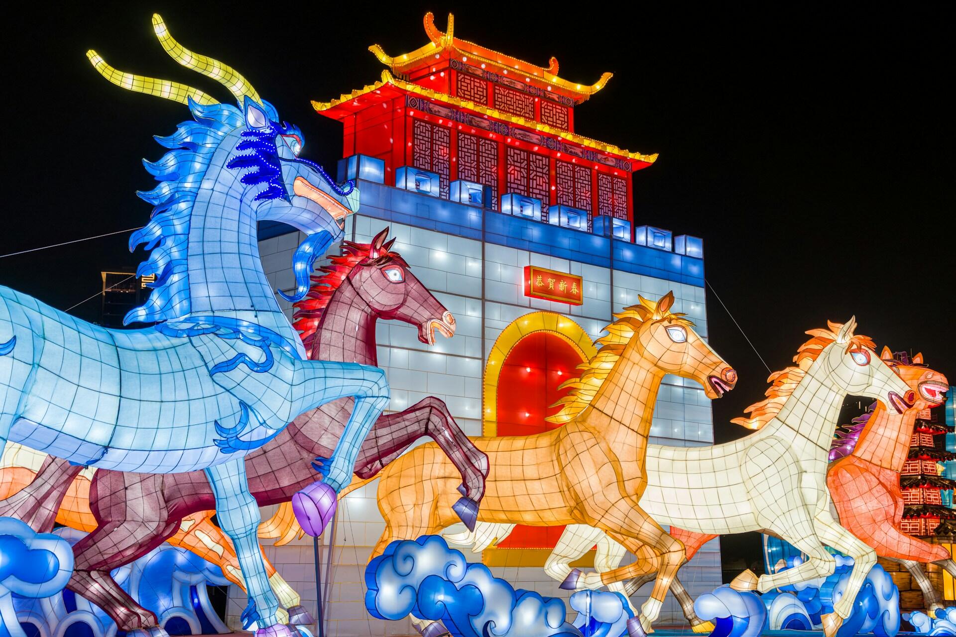 Uno spettacolo luminoso con cavalli cinesi di carta.
