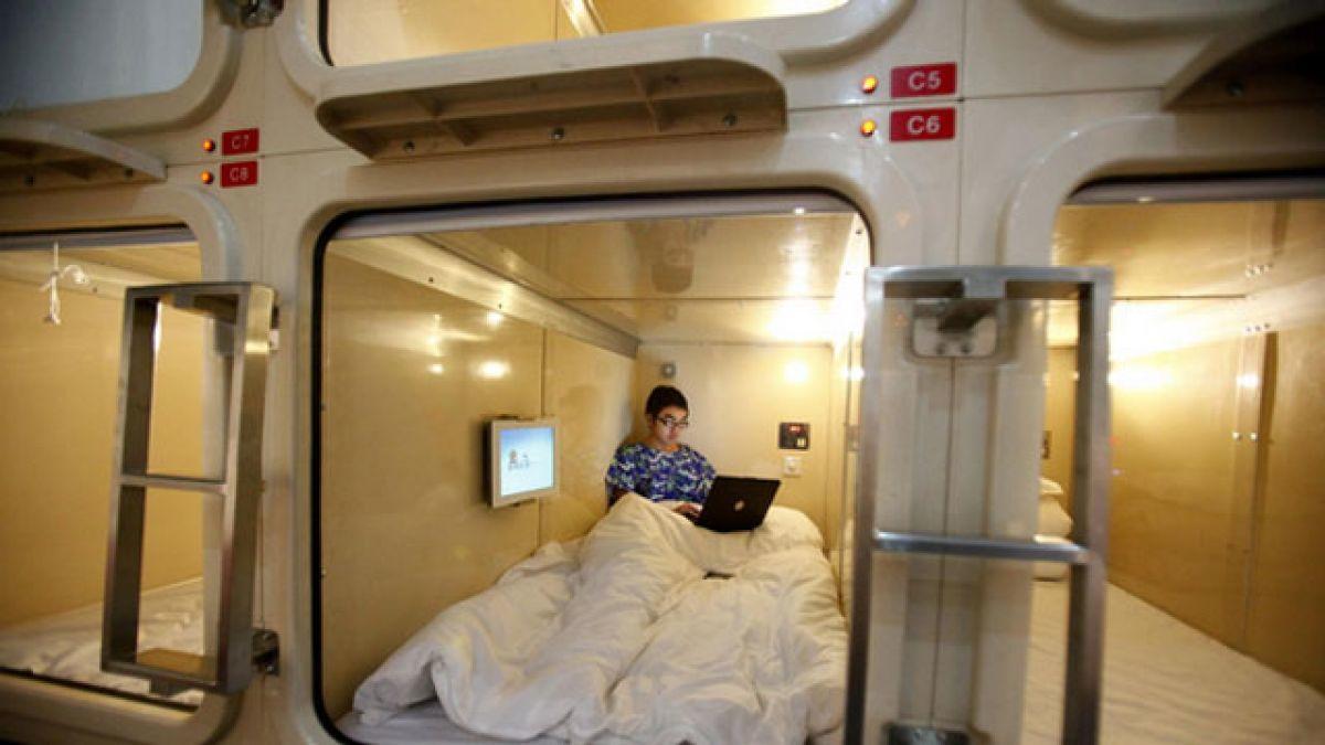 Non bisogna soffrire di claustrofobia, certo, e nemmeno bisogna farsi problemi nel condividere il bagno con gli altri ospiti.