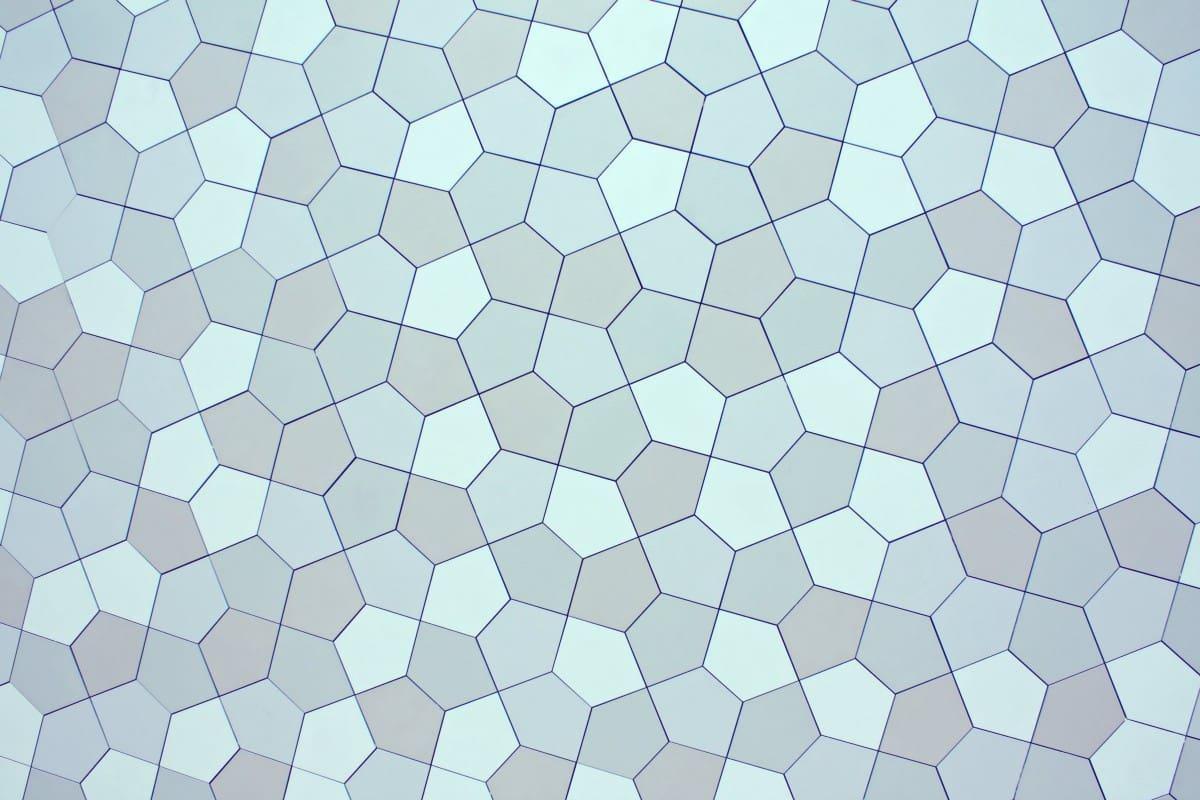 Uno dei più conosciuti esempi di tassellatura è quella di Penrose.