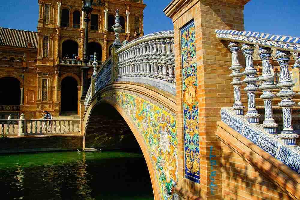 Architettura e storia si mescolano negli edifici di Siviglia.