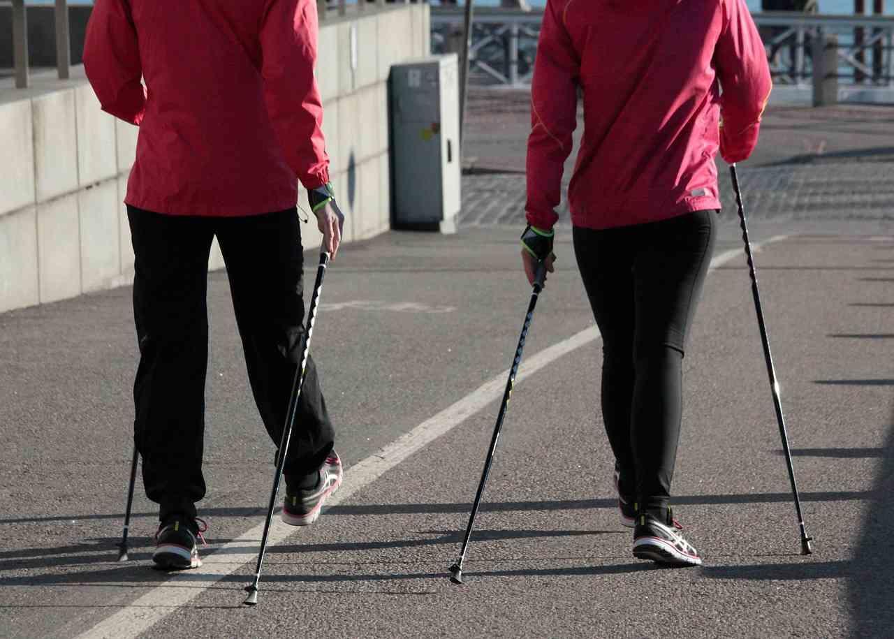Il nordic walking ti consente di mantenerti in forma, lavorando sulla elasticità dei tendini e dei muscoli e sul cardio.