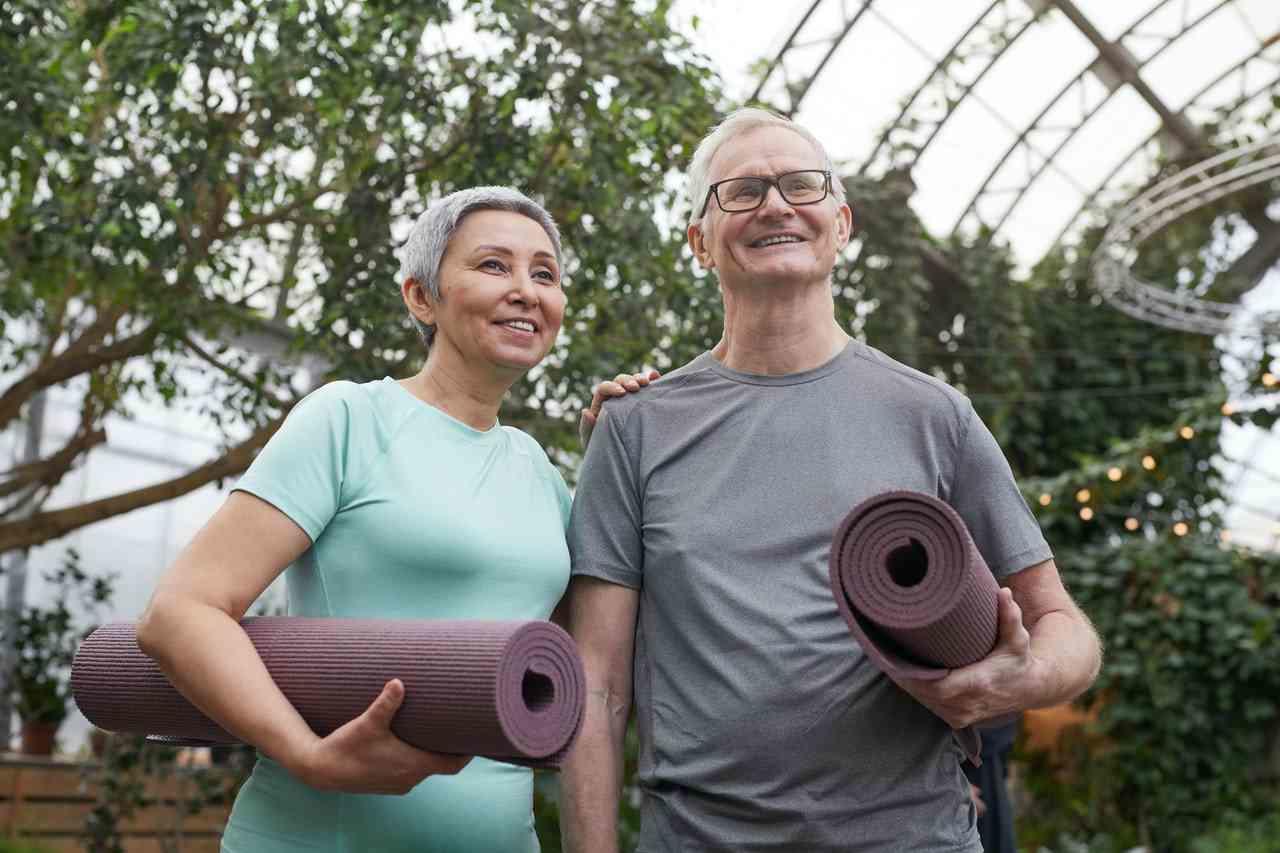 Riscaldamento, esercizi e stretching: ecco come deve essere la tua ora di sport per senior.
