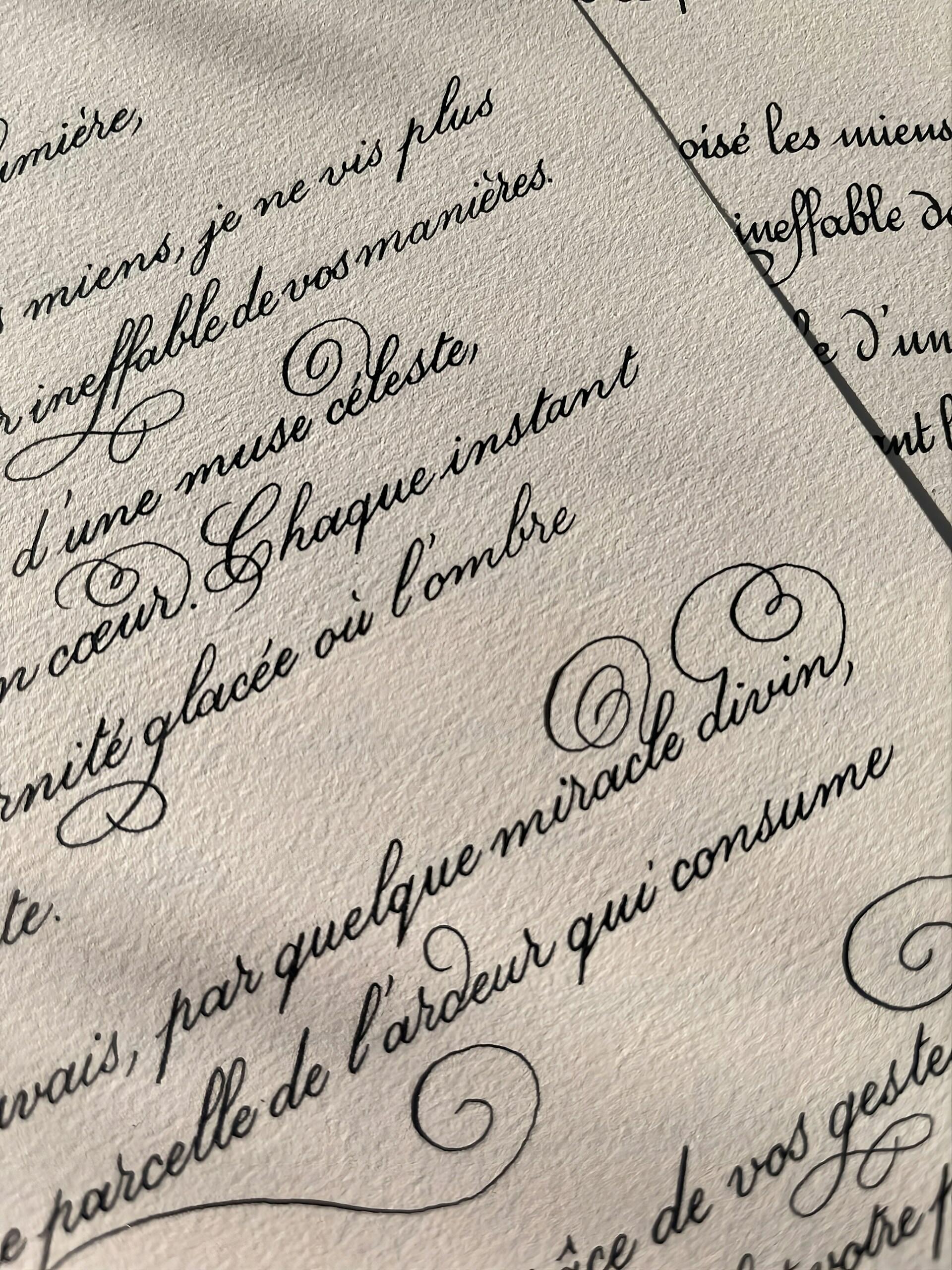 Lettera scritta a mano con calligrafia elegante in francese. 